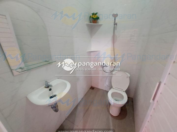  Tampilan Kamar Mandi Hotel Bahagia Pangandaran  di lengkapi dengan shower dan water heater 